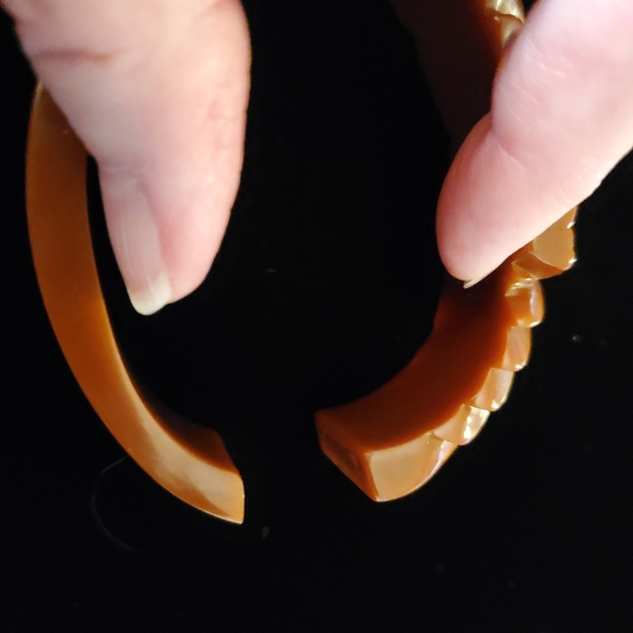 Carved Bakelite Bangle Caramel Floral Hinged 1930's 1940's - Picture 4 of 13